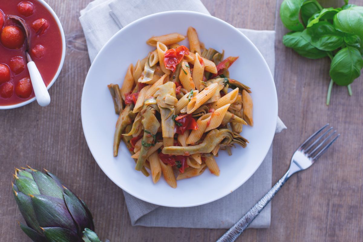 Penne mit Artischocken und Tomaten