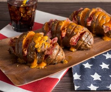 Amerikanische Kartoffeln mit Cheddar und Speck