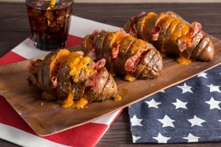Amerikanische Kartoffeln mit Cheddar und Speck