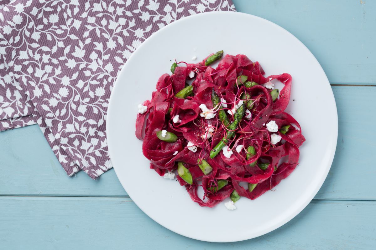 Bandnudeln mit Rote Bete und Spargel