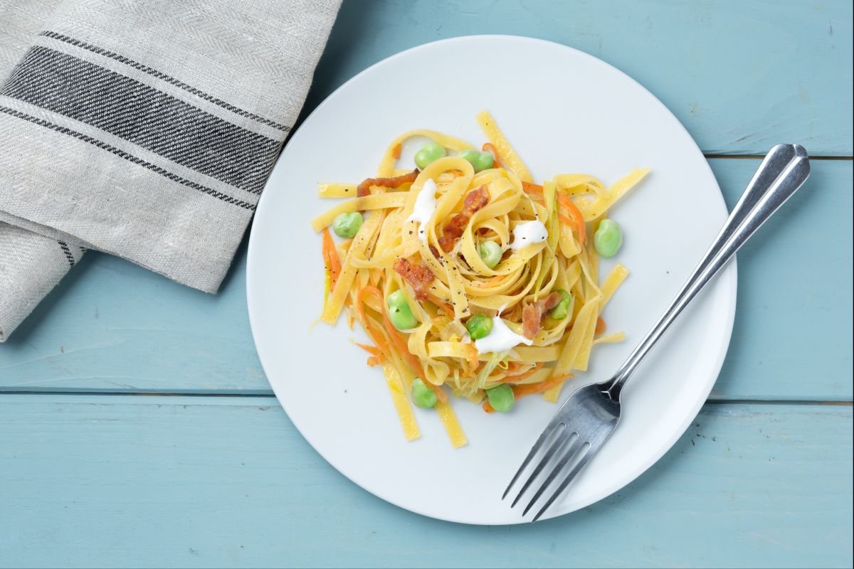 Tagliatelle mit Saubohnen und Stracciatella