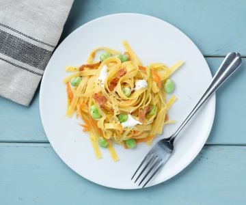 Tagliatelle mit Saubohnen und Stracciatella