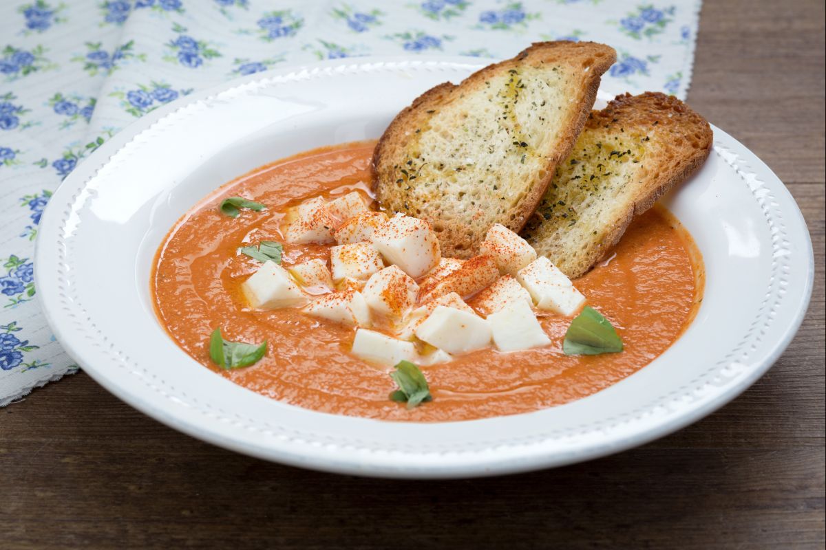Geröstete Tomatensuppe mit Mozzarella
