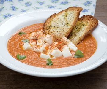 Geröstete Tomatensuppe mit Mozzarella