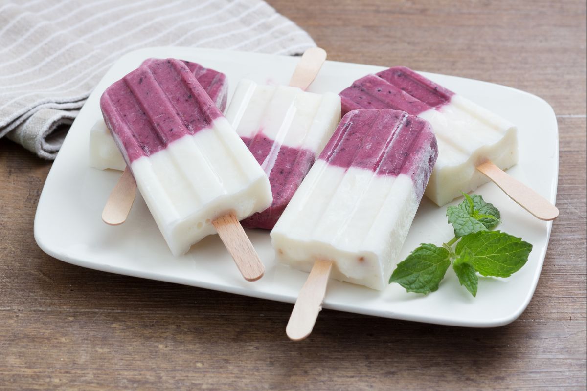 Joghurt- und Fruchteis am Stiel