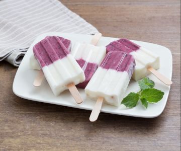 Joghurt- und Fruchteis am Stiel