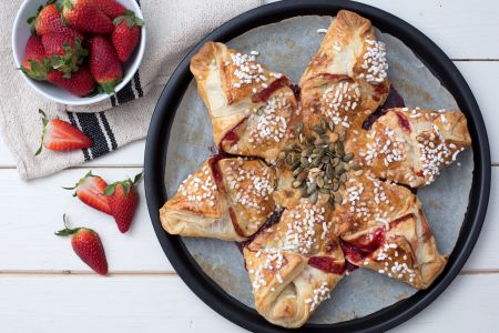 Blätterteig-Windrad mit Obst und Schokolade