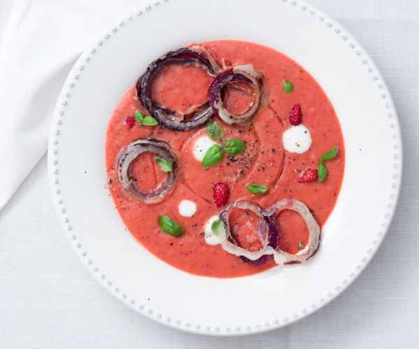 Gazpacho aus Sommerfrüchten und -gemüse