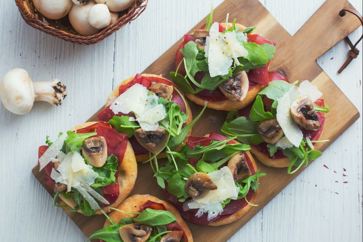 Fladenbrot mit Bresaola und Rucola