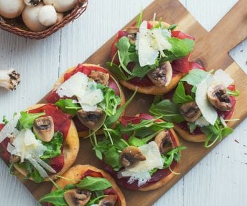 Fladenbrot mit Bresaola und Rucola