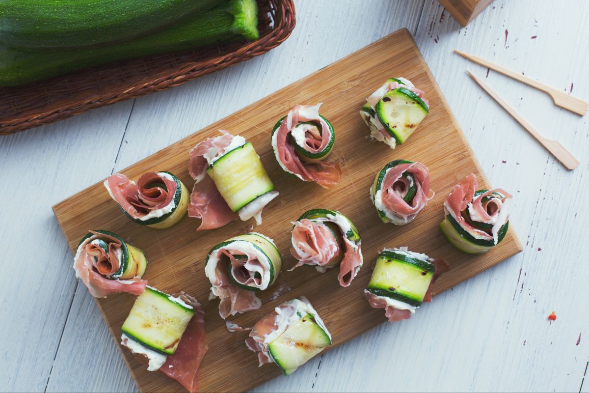 Zucchiniröllchen mit Rohschinken und Robiola