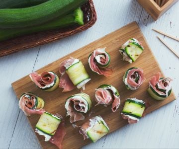 Zucchiniröllchen mit Rohschinken und Robiola