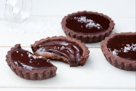Törtchen mit Schokolade und Karamellkern