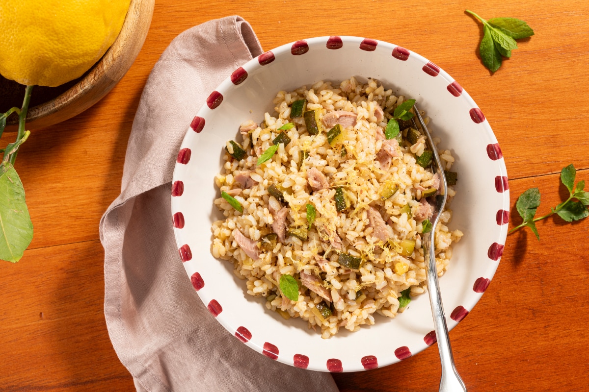 Kalter Reis mit Thunfisch, Zucchini und Zitrone