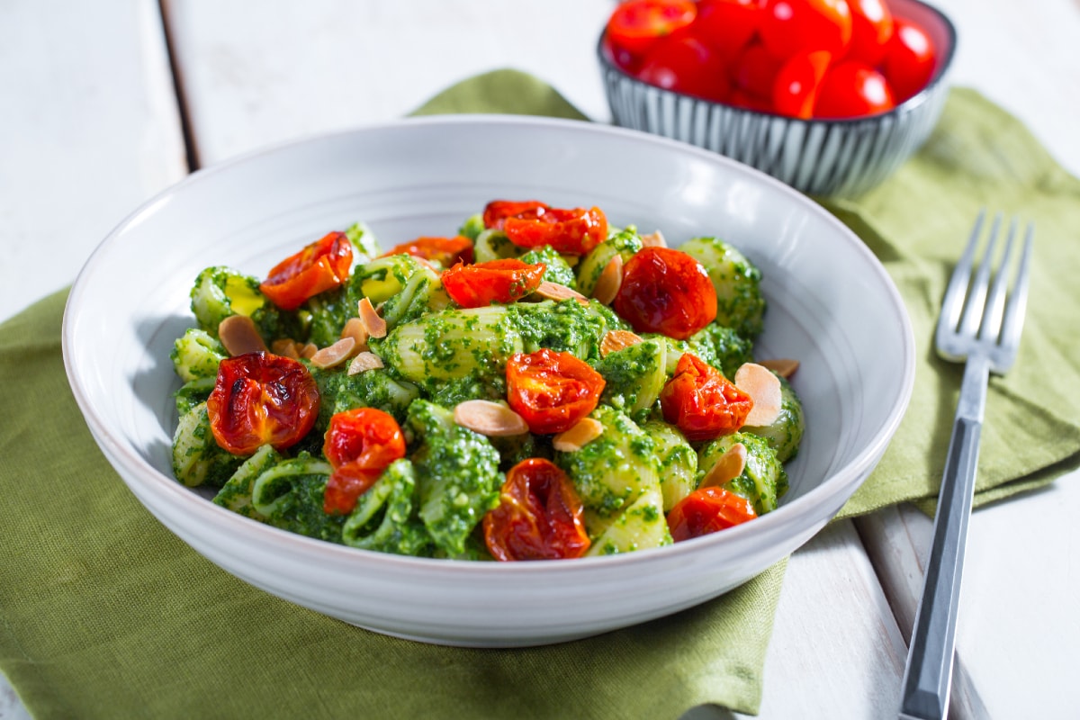 Pasta mit Rucola-Zitronen-Pesto und confierten Tomaten