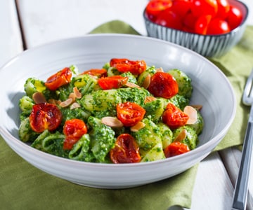 Pasta mit Rucola-Zitronen-Pesto und confierten Tomaten
