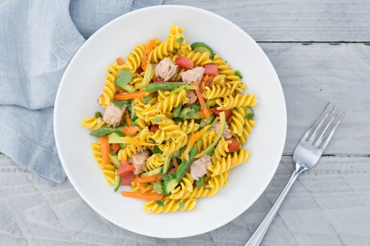 Kalter Nudelsalat mit Gemüse und Kurkuma