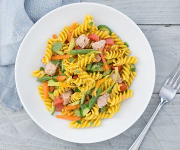 Kalter Nudelsalat mit Gemüse und Kurkuma