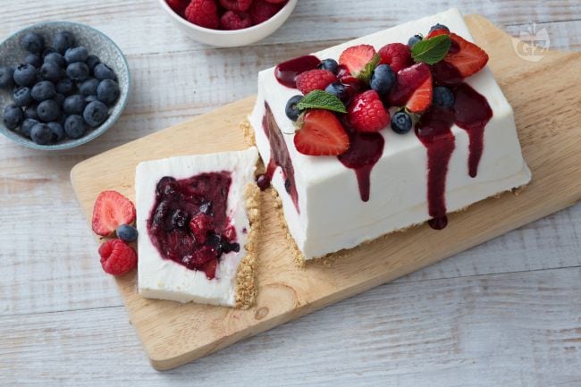 Joghurtschnitte mit Waldbeeren - Italienische Rezepte von GialloZafferano
