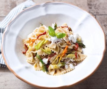 Pasta mit Spargel, Stracciatella und Zucchiniblüten