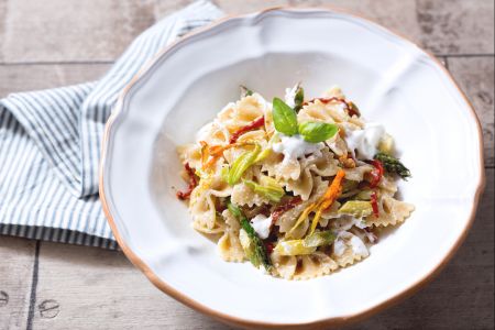 Pasta mit Spargel, Stracciatella und Zucchiniblüten