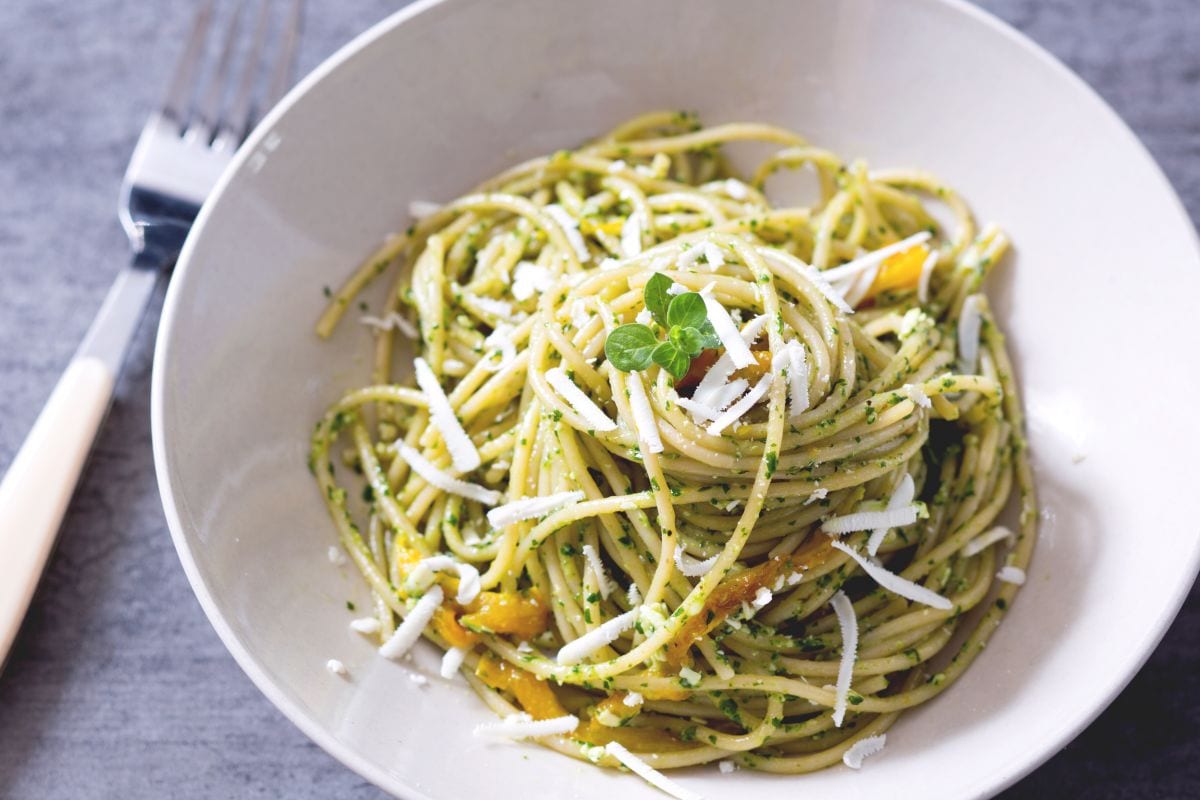 Pasta mit Babyspinat-Pesto und Paprika