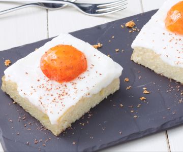 Kuchen mit frischen Aprikosen