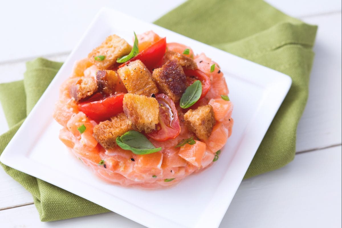 Lachs-Tatar und Panzanella