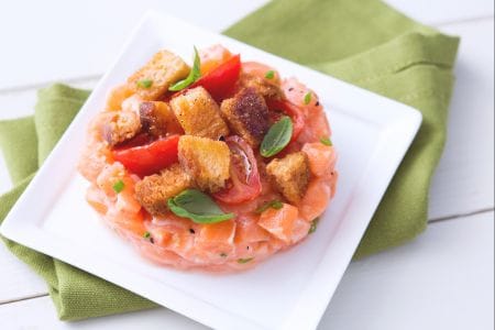 Lachs-Tatar und Panzanella
