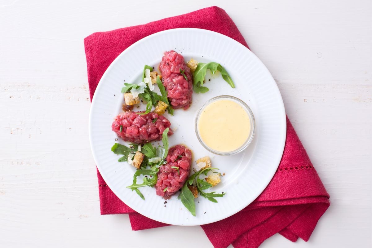 Fassona-Tatar mit salziger englischer Creme