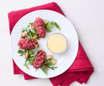 Fassona-Tatar mit salziger englischer Creme