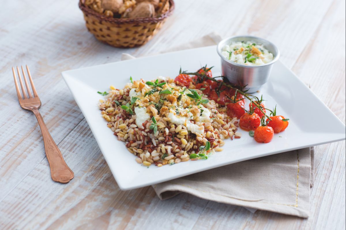 Roter Reis und Getreide mit Büffelmozzarella und gerösteten Kirschtomaten