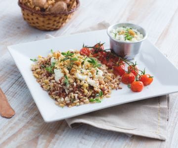 Roter Reis und Getreide mit Büffelmozzarella und gerösteten Kirschtomaten