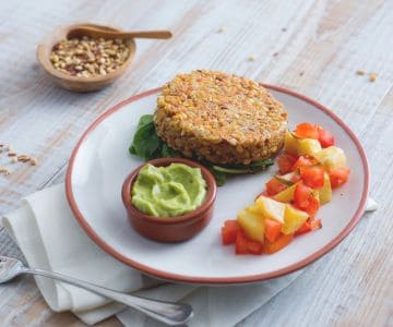 Getreide- und roter Reis-Burger mit Avocado-Hummus