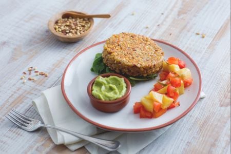 Getreide- und roter Reis-Burger mit Avocado-Hummus