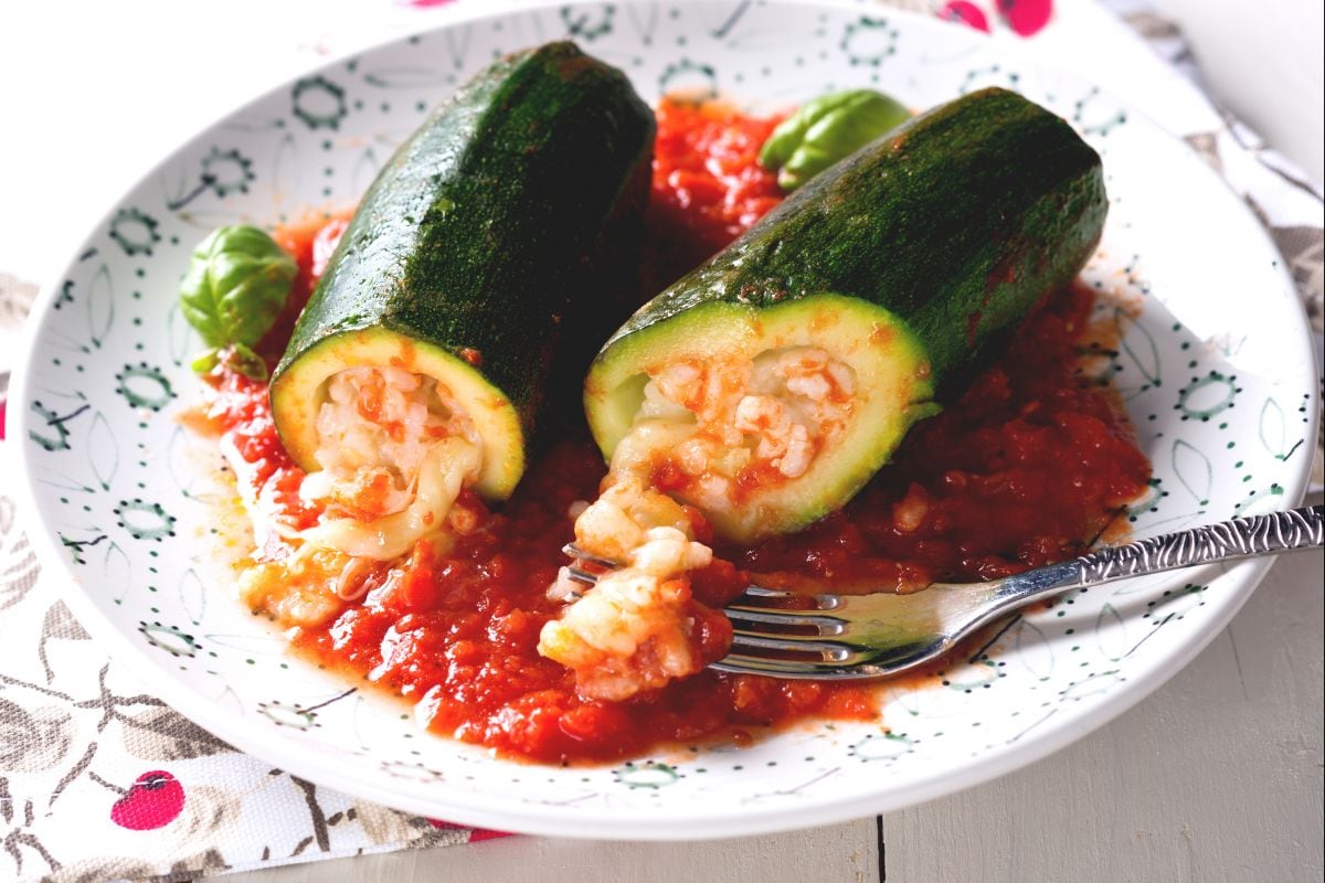 Mit Reis gefüllte Zucchini