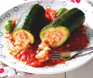 Mit Reis gefüllte Zucchini