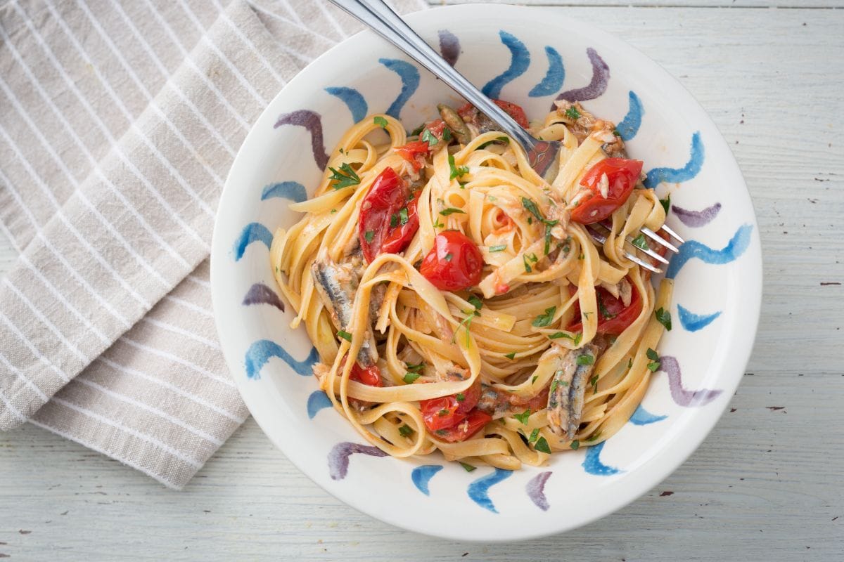 Pasta mit Kirschtomaten und Sardellen