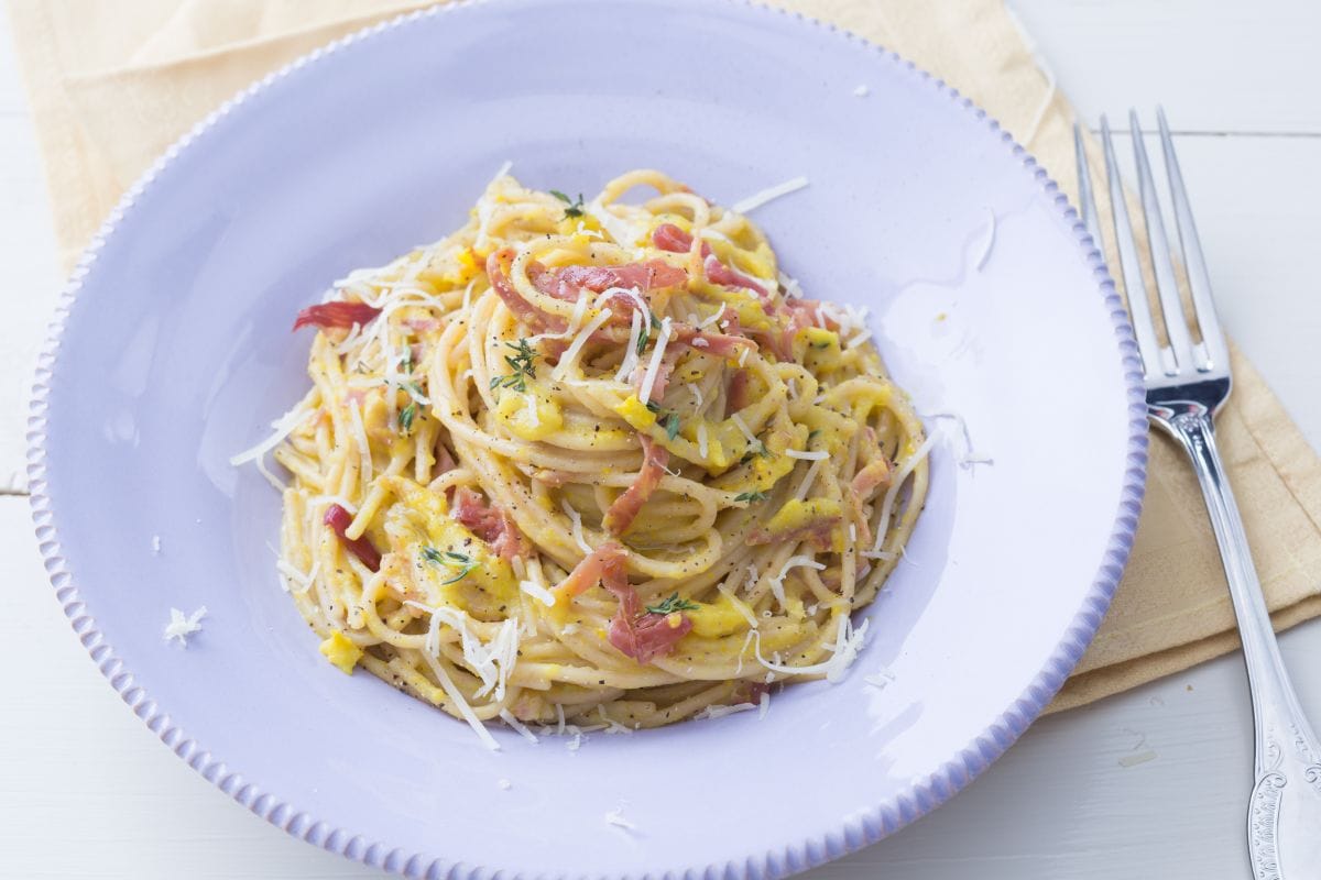 Pasta mit gelber Zucchinicreme und Schinken