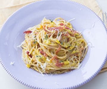 Pasta mit gelber Zucchinicreme und Schinken