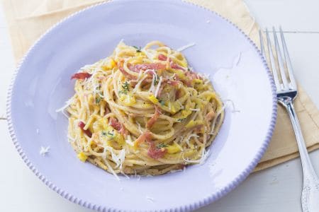 Pasta mit gelber Zucchinicreme und Schinken