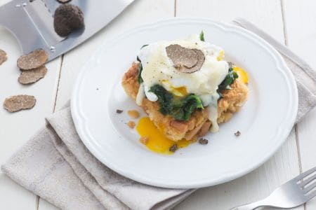 Eier Benedikt mit Trüffel und Tomino-Fondue