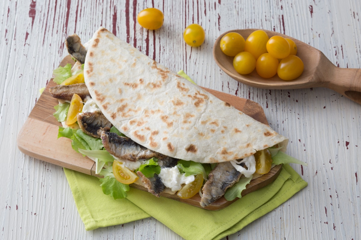 Piadina mit frittierten Sardinen und Burrata
