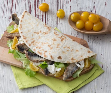 Piadina mit frittierten Sardinen und Burrata