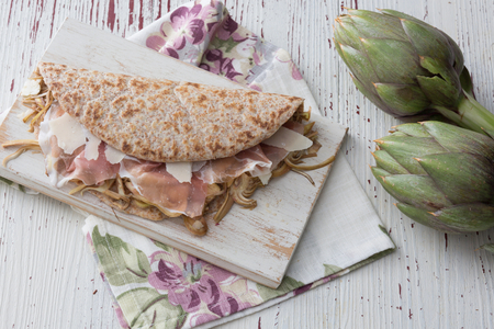 Piadina mit Culatello und Artischocken