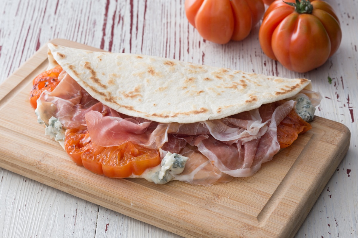 Piadina mit Gorgonzola, rohem Schinken und Tomaten