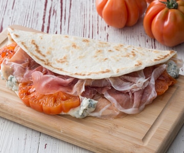 Piadina mit Gorgonzola, rohem Schinken und Tomaten