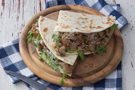 Piadina mit Wurst und geschmorten Zwiebeln