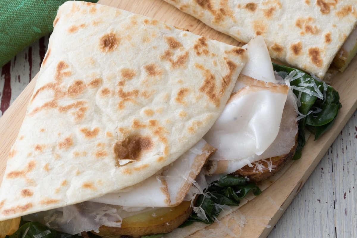 Piadina mit Kräutern, Kartoffeln und Lardo di Colonnata