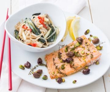Knuspriger Lachs mit Nudel-Salat